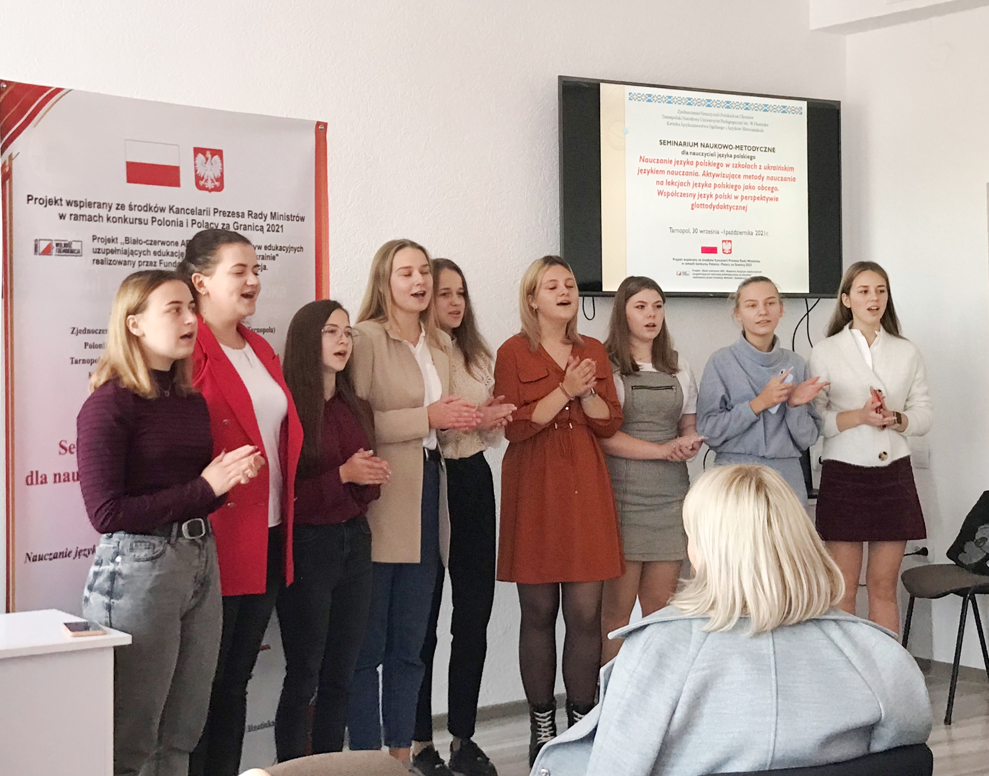 Пісенний номер студенток першого курсу спеціальності Середня освіта (Польська мова і література, українська мова і література) 